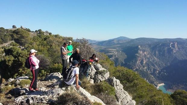 Rescatan a dos senderistas desorientados en la Sierra, uno de ellos con lesiones graves en una pierna