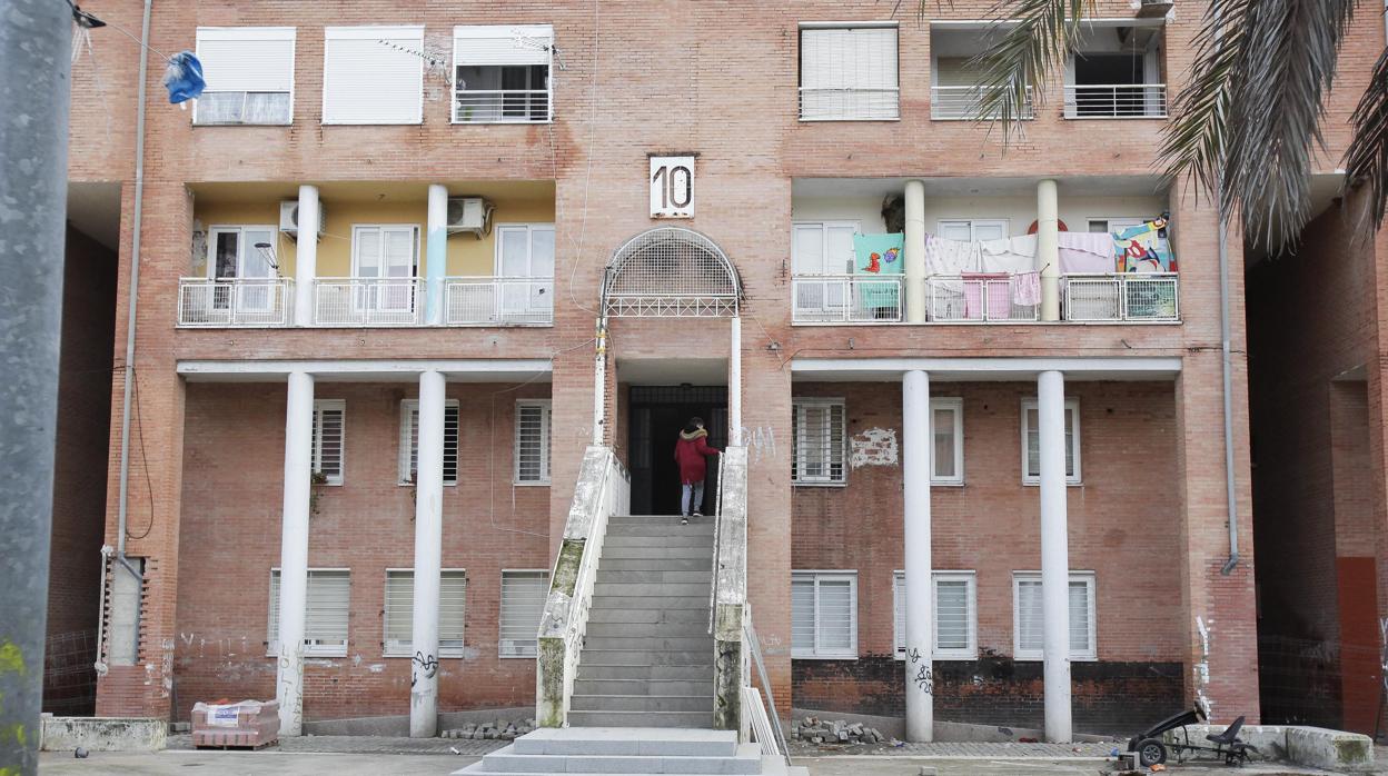 Una joven entra en un edificio del barrio del extremo de Poniente