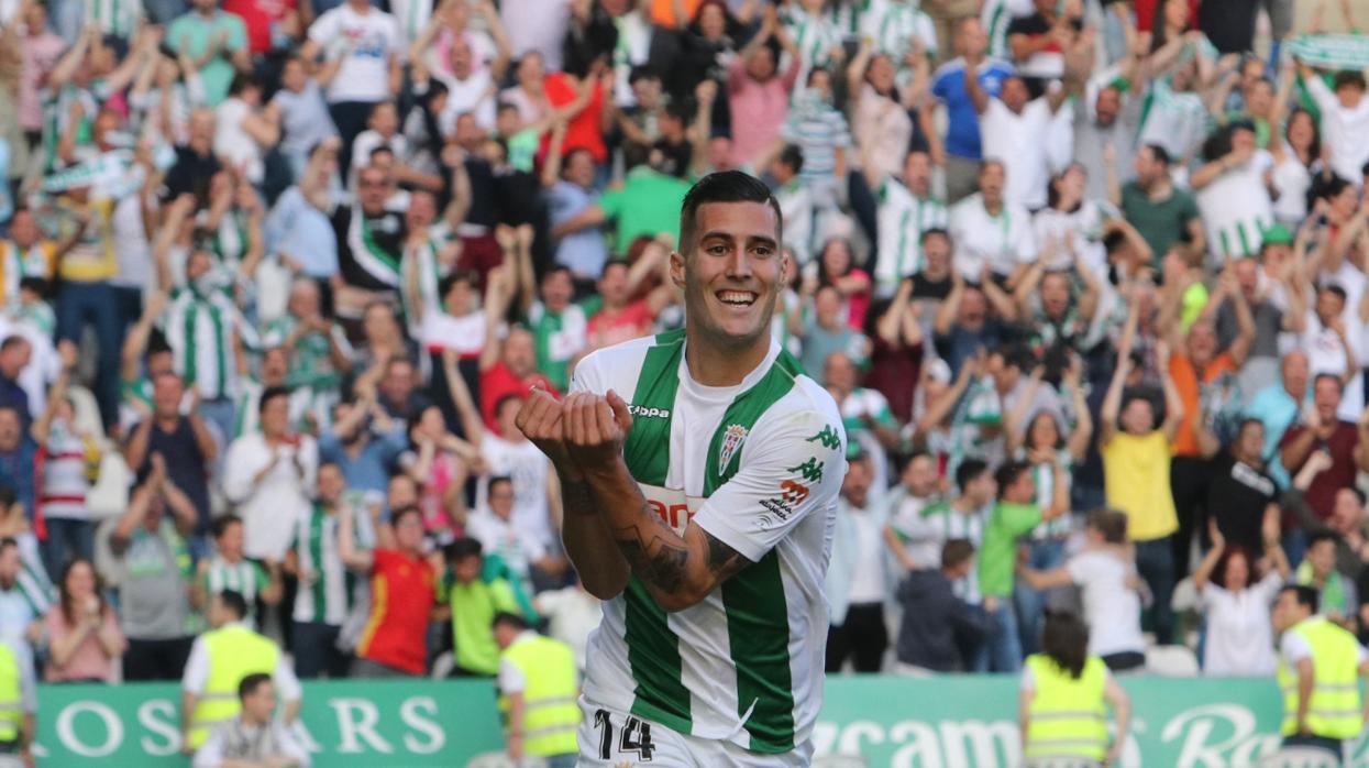 El delantero Sergi Guardiola celebra el último gol con la camiseta del Córdoba CF