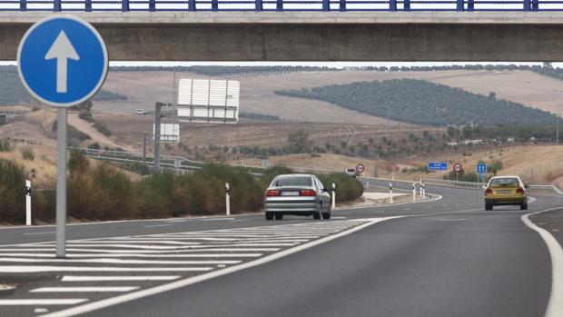 Herido un joven en la A-4 dentro del término de Córdoba mientras cambiaba un neumático