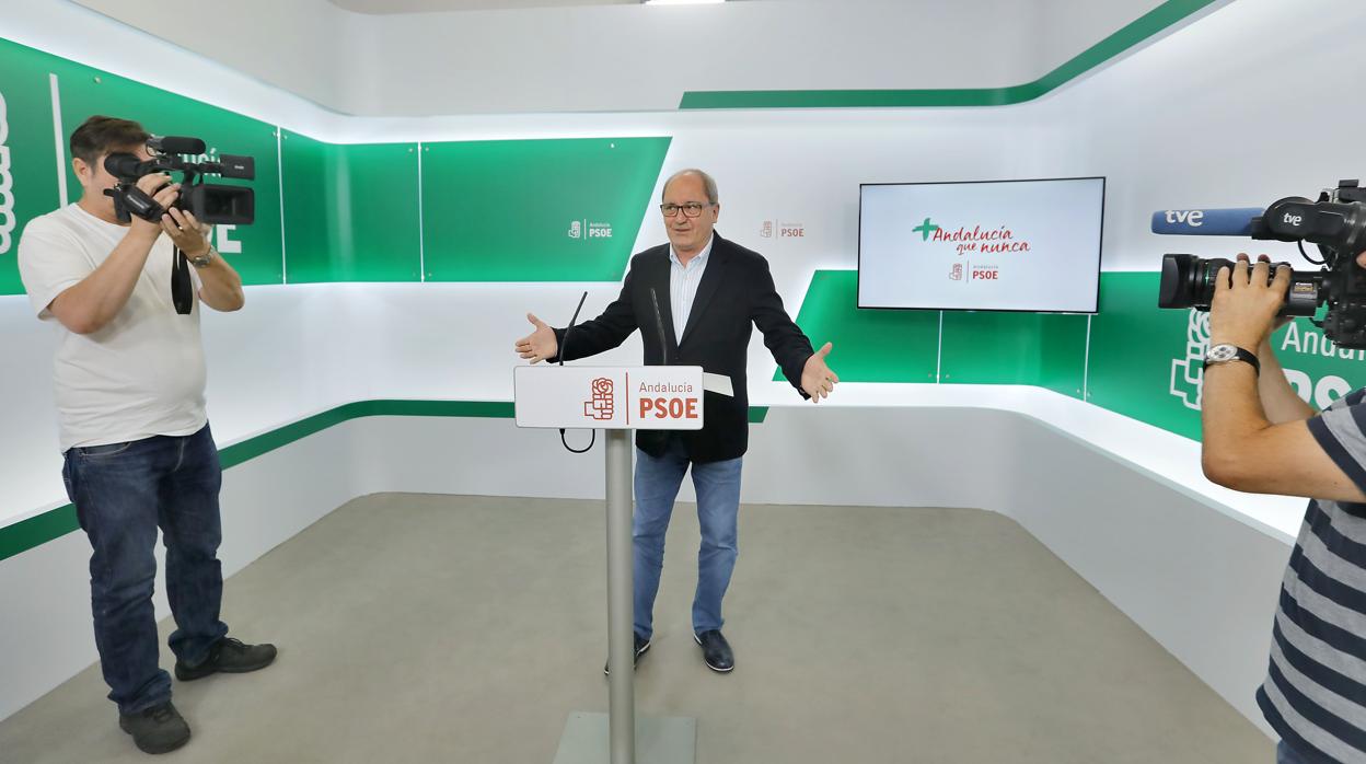 El número dos del PSOE andaluz, Juan Cornejo, en la sede regional del partido