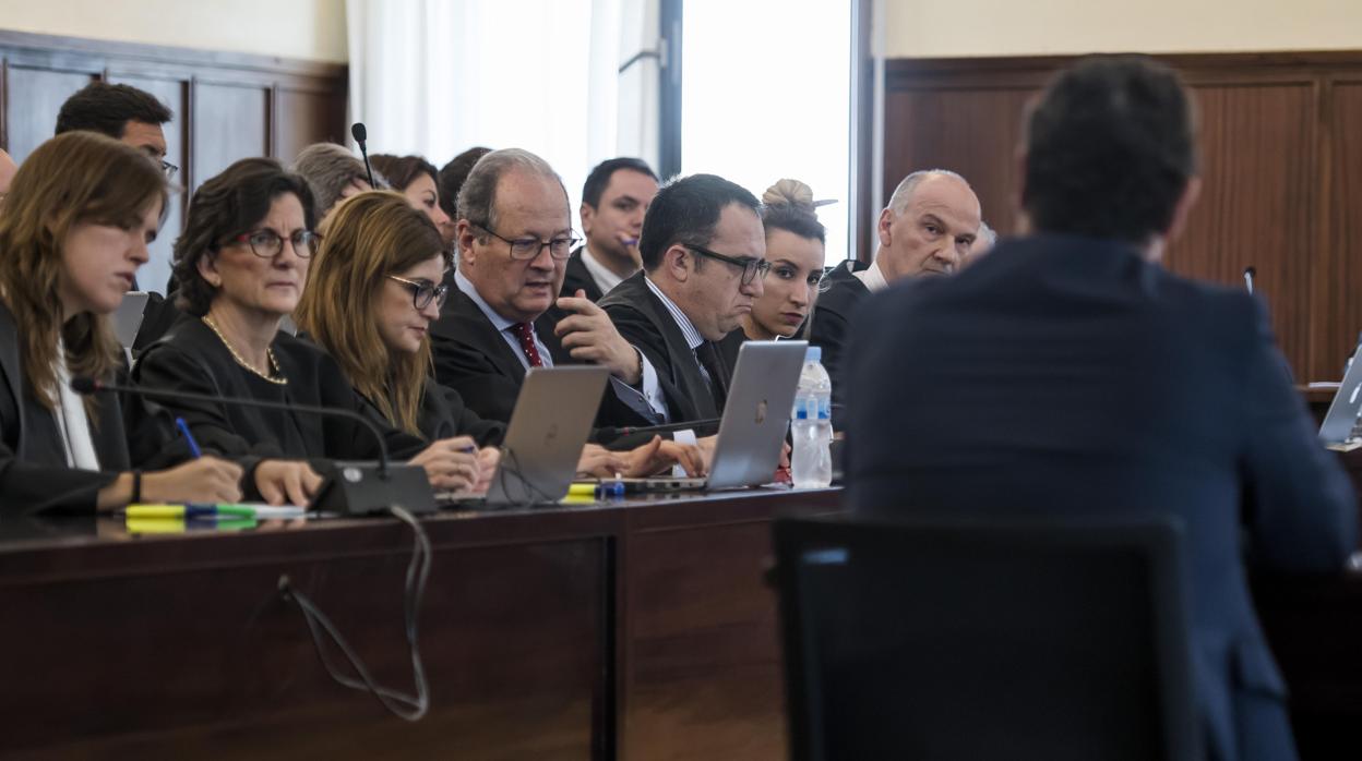 Bancada de los letrados de las defensas en el juicio del caso ERE