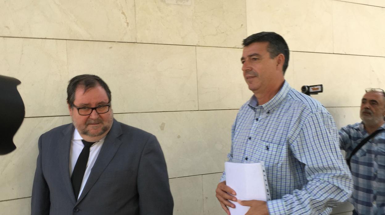 Manuel Moral, a la derecha de la imagen, tras prestar declaración en el juzgado número dos de Jaén