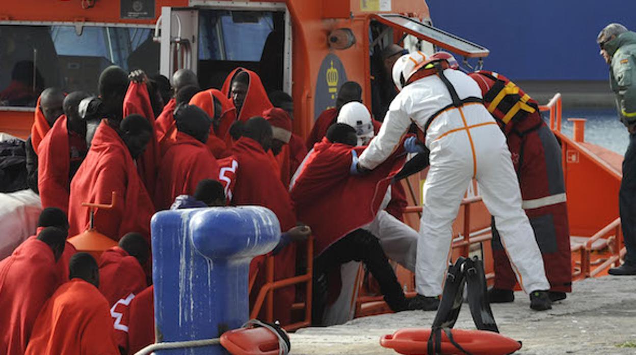 Llegada de un rescate al Puerto de Málaga