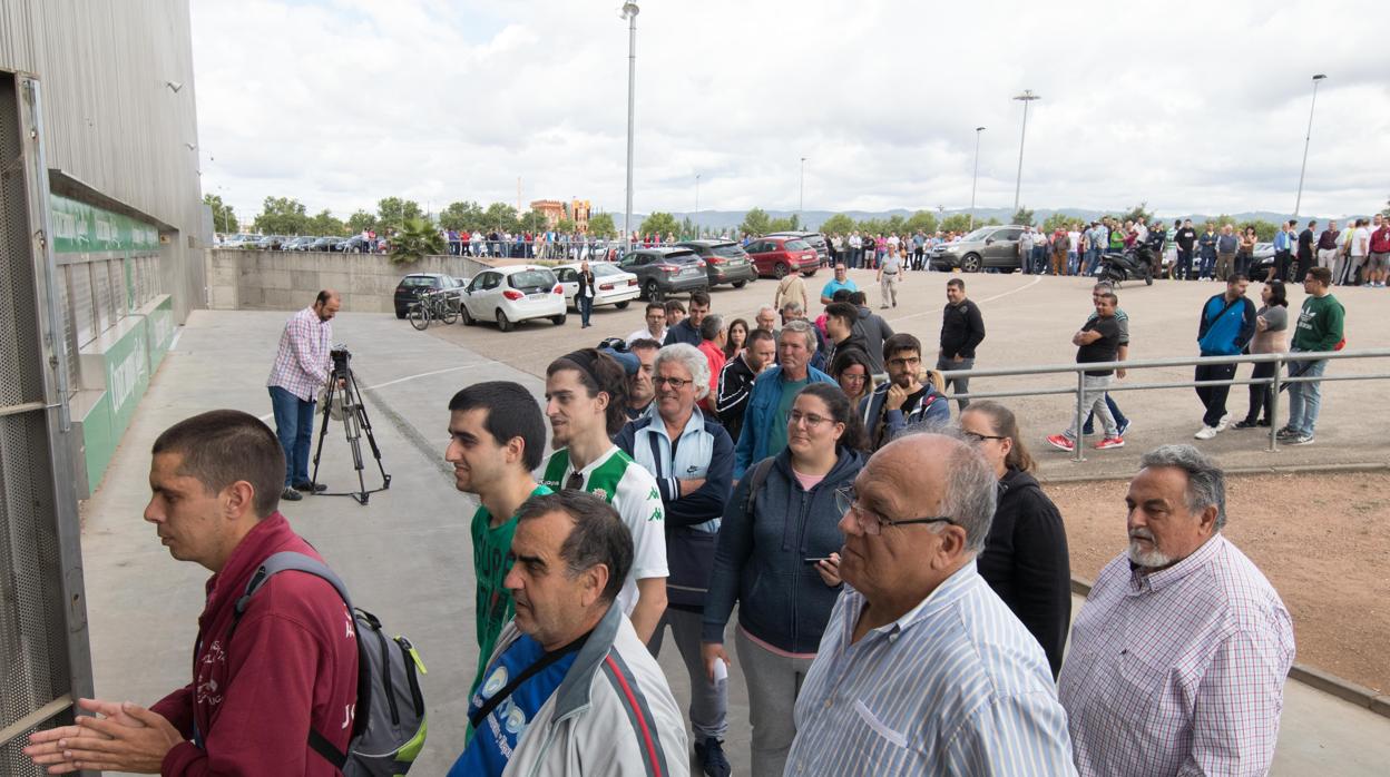 Aficionados del Córdoba CF hacen cola el primer días para retirar su abono