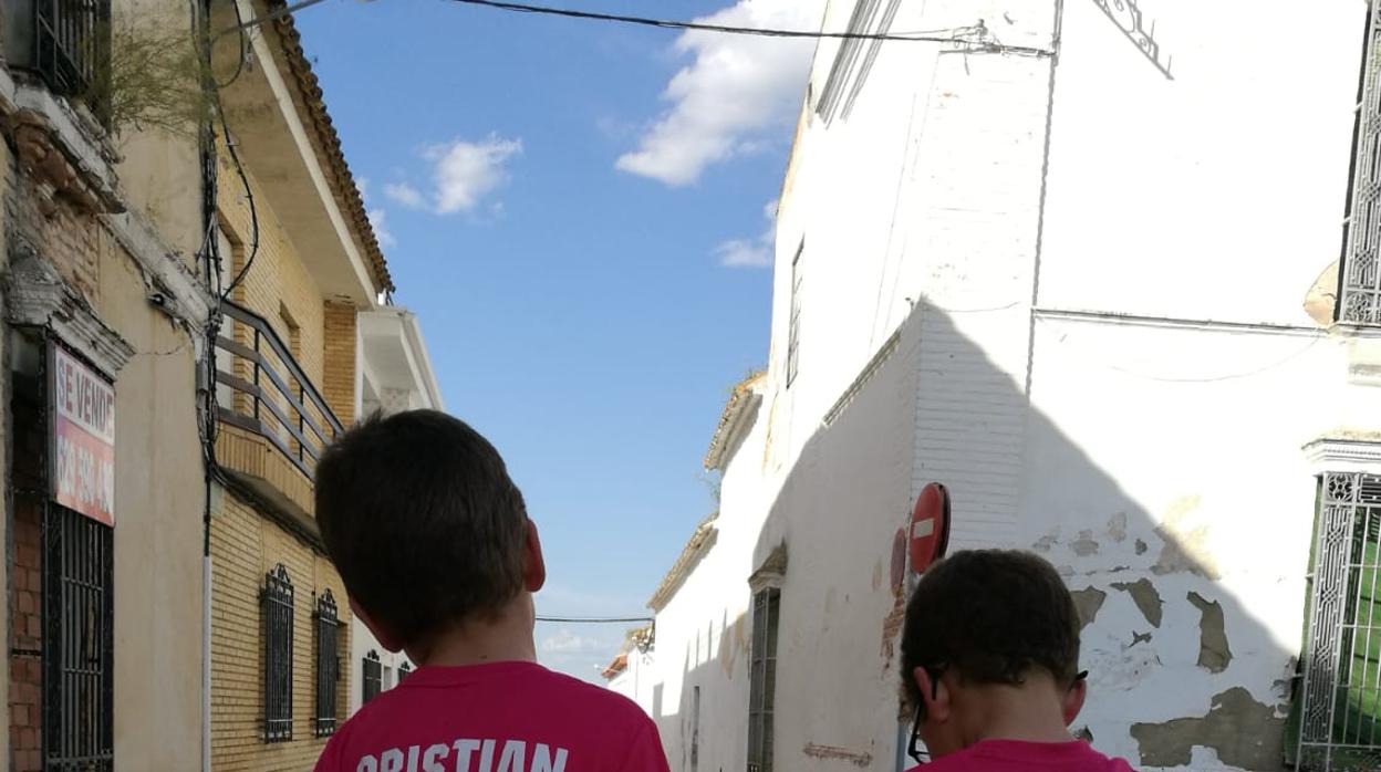 Los dos hermanos de La Carlota que quieren estar en el colegio Nelson Mandela