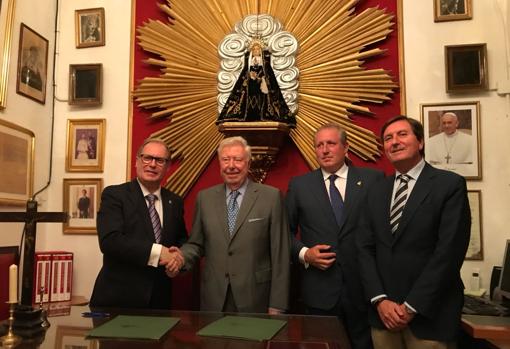 El hermano mayor de los Dolores, con el presidente de la Fundación Caja Rural del Sur, en la firma del acuerdo