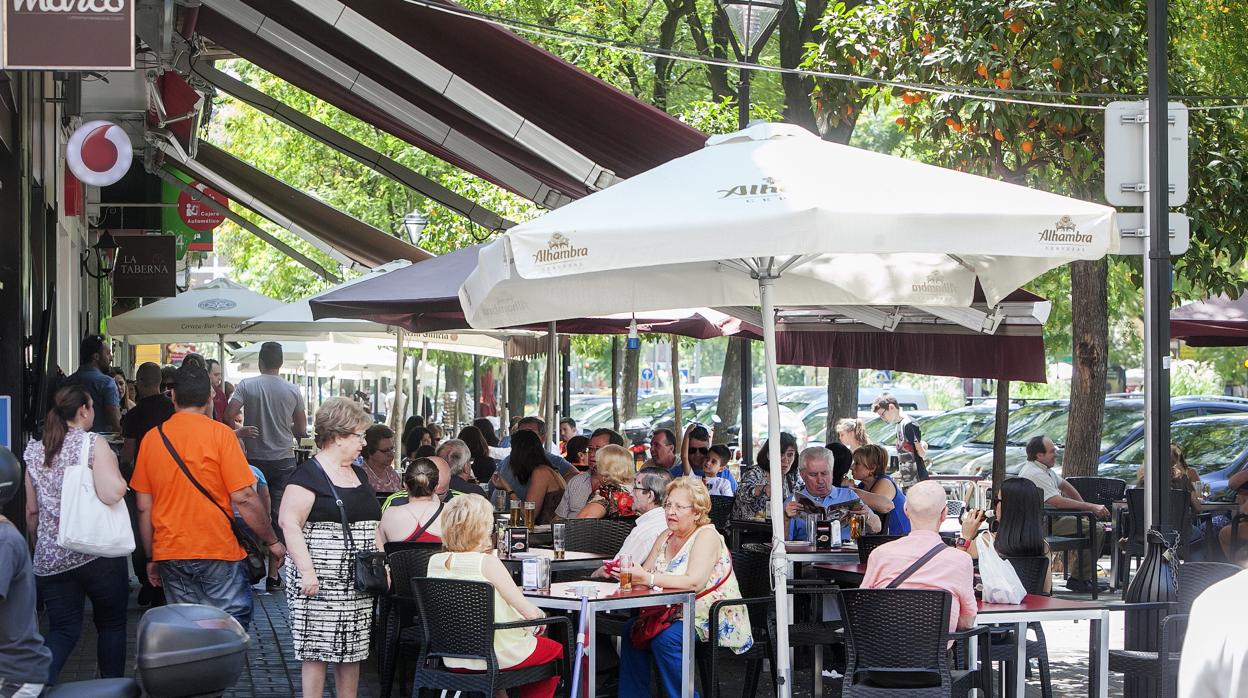 Bares protegidos por toldos y sombrillas en la avenida de Barcelona en Córdoba