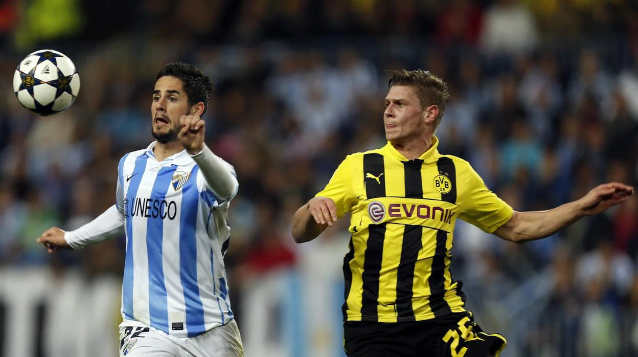 Isco Alarcón y Lukasz Pisczek compiten en el Málaga-Borussia Dortmund de Champions League