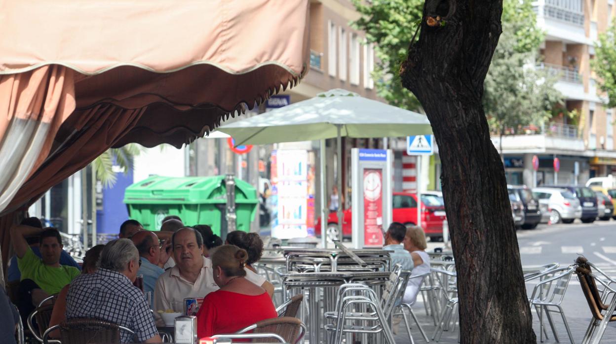 Veladores bajo un toldo en la el barrio de Santa Rosa de Córdoba