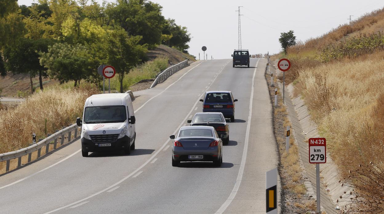 Coches en la carretera N432 a su paso por Córdoba