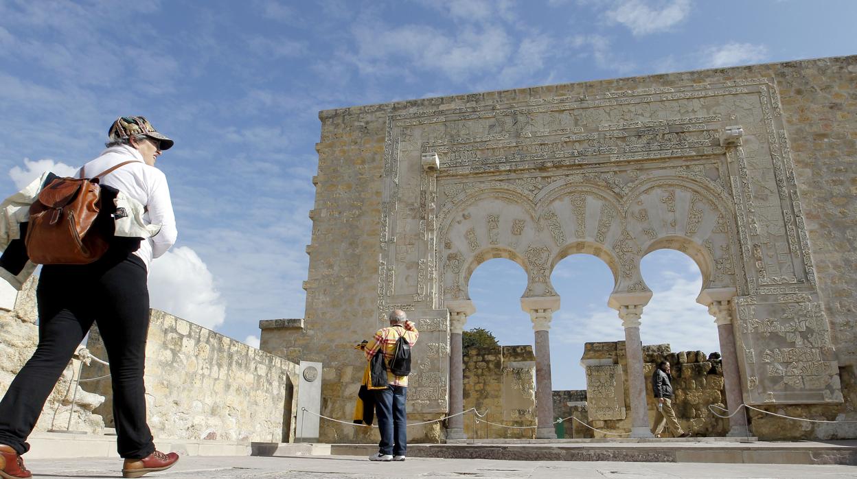 Turistas visitando la ciudad palatina de Medina Azahara