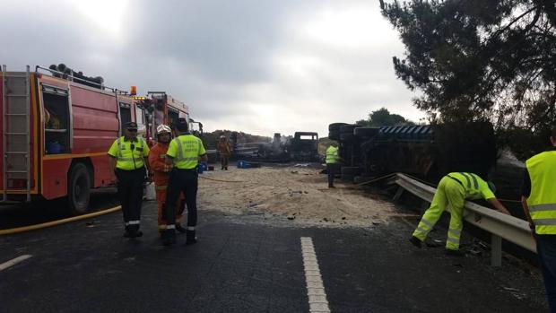 Un herido grave al incendiarse un camión de gasóleo en la A-49 en Huelva sentido Sevilla