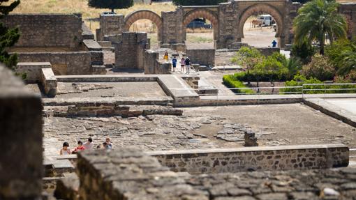 Arcos de entrada por la que llegaban las embajadas a Medina Azahara