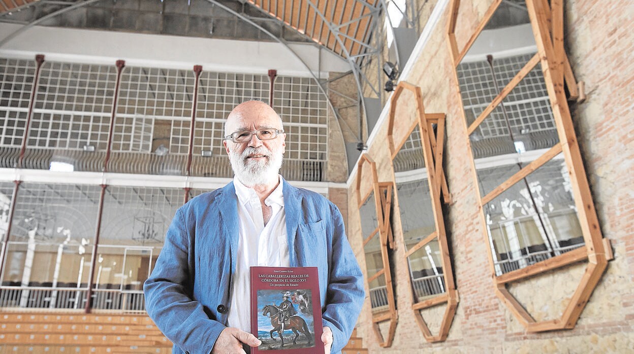 El profesor Juan Carpio, en las Caballerizas Reales de Córdoba