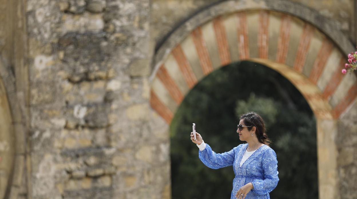 Una visitante inmortaliza algún rincón de Medina Azahara con su móvil