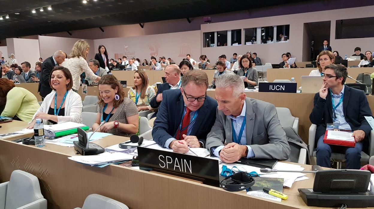 Representanes de la delegación de Córdoba y Andalucía, siguiendo las sesiones del Comité de la Unesco