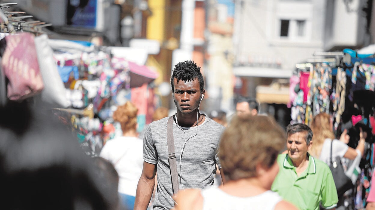 La mayoría de los senegaleses que hay en La Línea sobreviven gracias a la venta ambulante