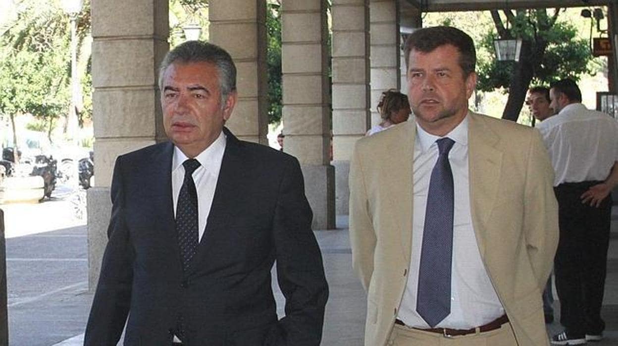 José Romero acompañado de un abogado