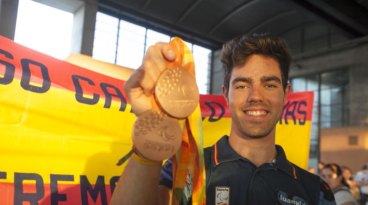 El ciclista de La Rambla Alfonso Cabello, con las medalla que logró en los Juegos de Río