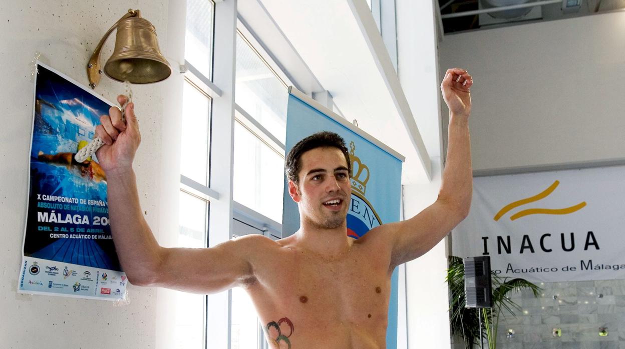 El nadador cordobés toca la campana tras batir del récord del mundo en 2009