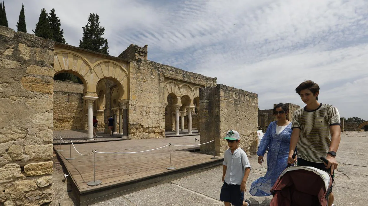 Una familia pasa por el Edificio Basilical Superior de Medina Azahara