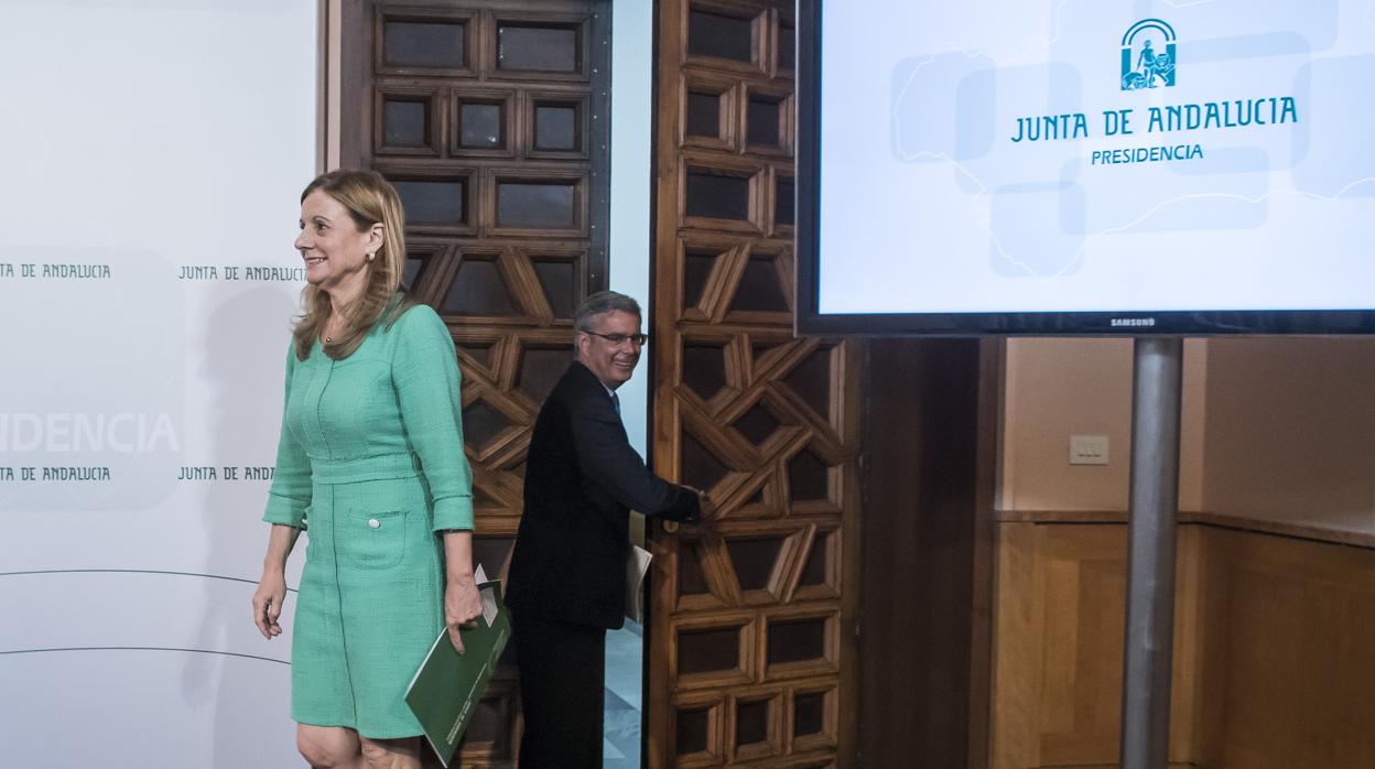 La consejera de Salud de la Junta de Andalucía, Marina Álvarez, seguida del portavoz del Ejecutivo, Juan Carlos Blanco