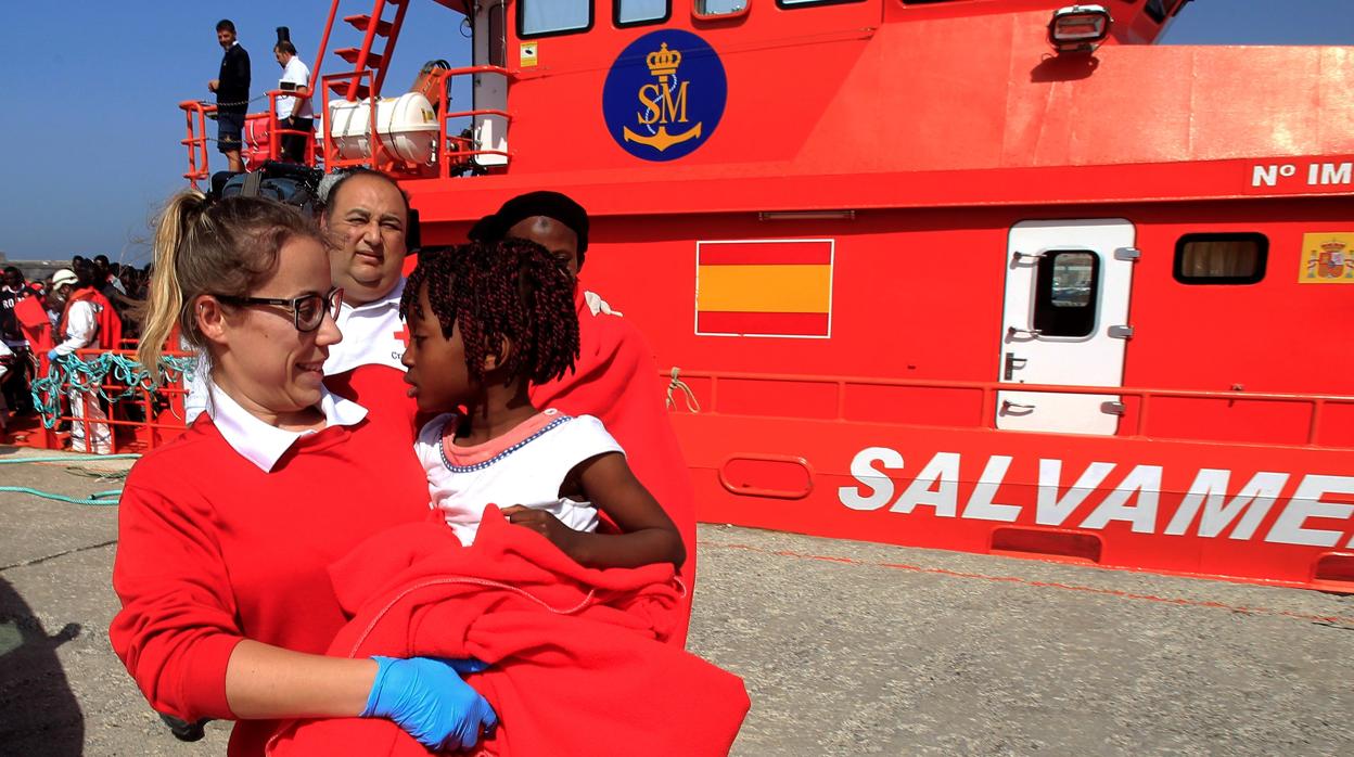 Una menor llegada a las costas andaluzas desde una patera en el Estrecho