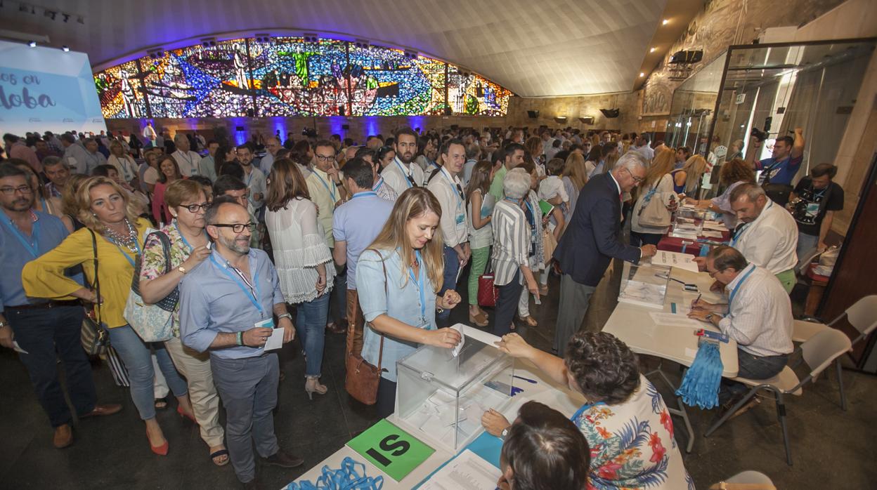Afiliados del PP de Córdoba votan en su último congreso provincial celebrado en junio de 2017
