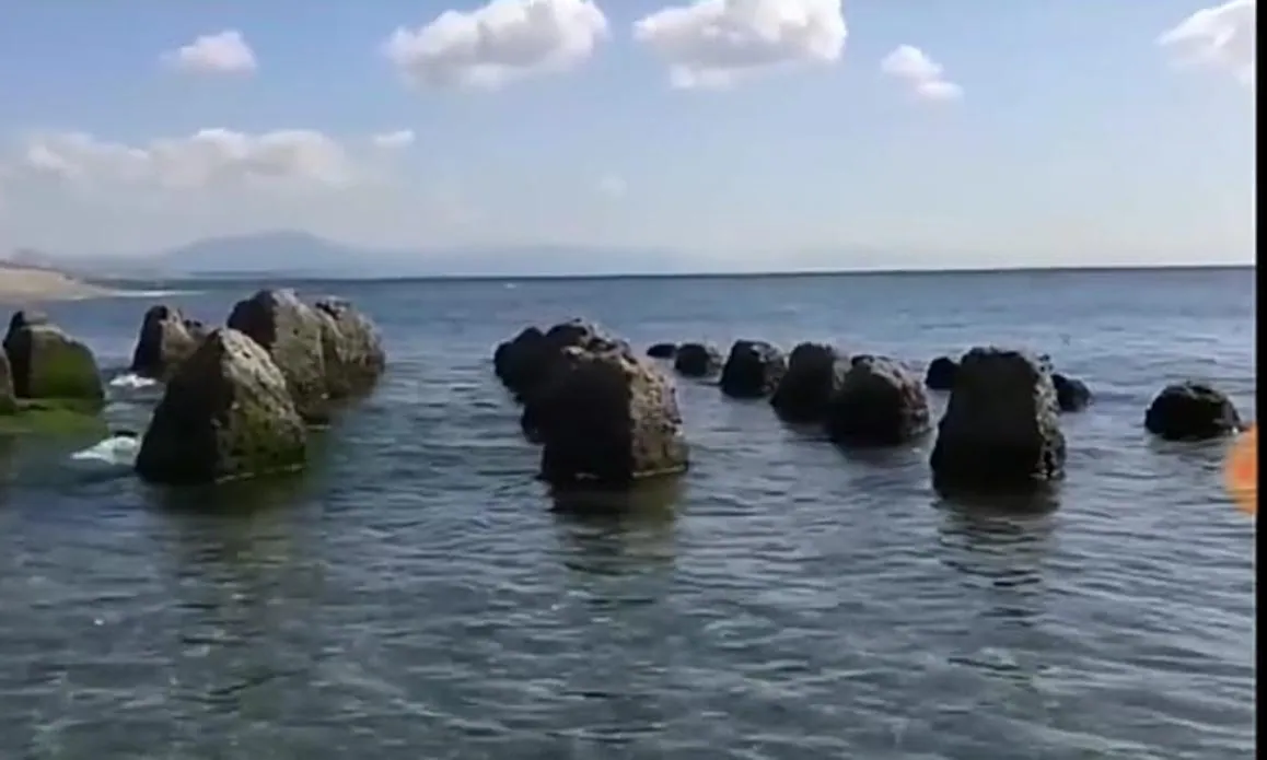 El mar deja al descubierto una estructura defensiva de la Segunda Guerra Mundial en La Línea