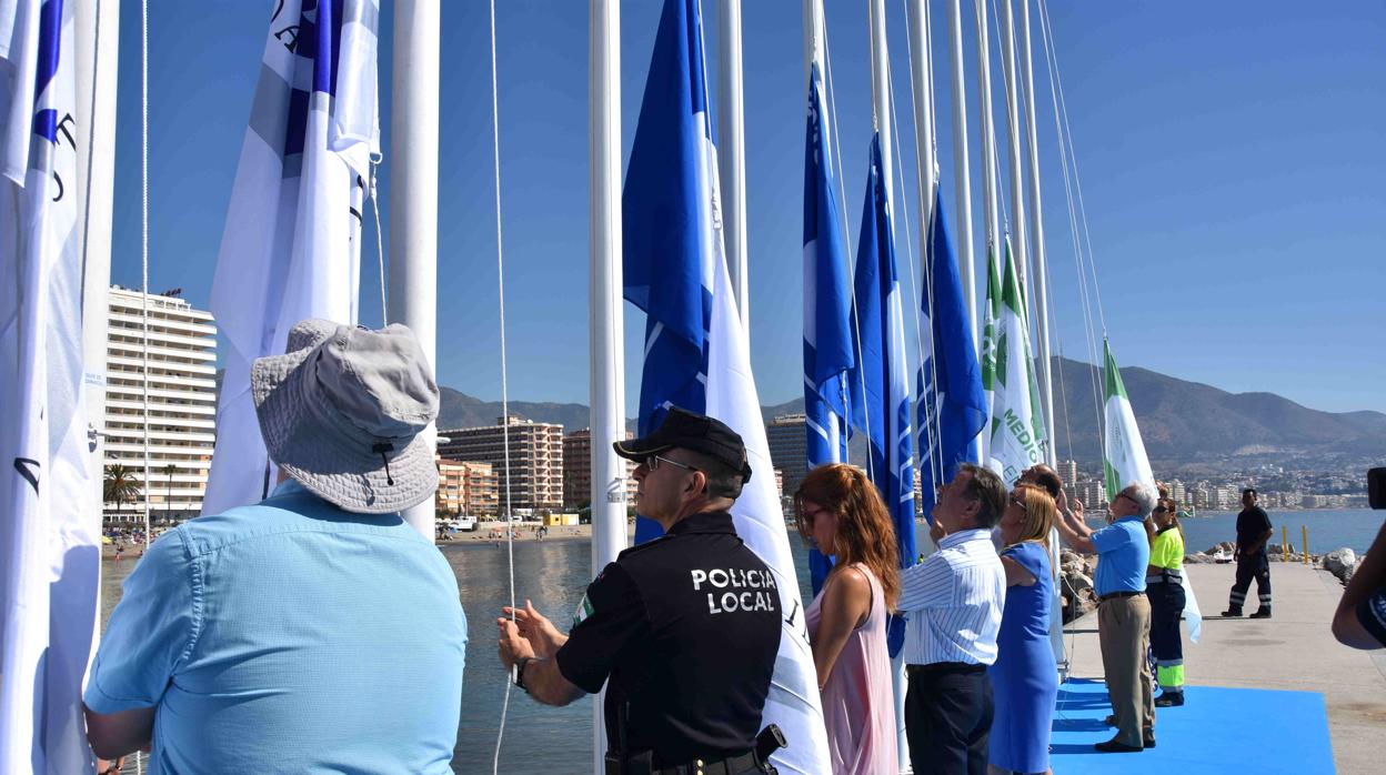 Izado de banderas de distinción en Fuengirola