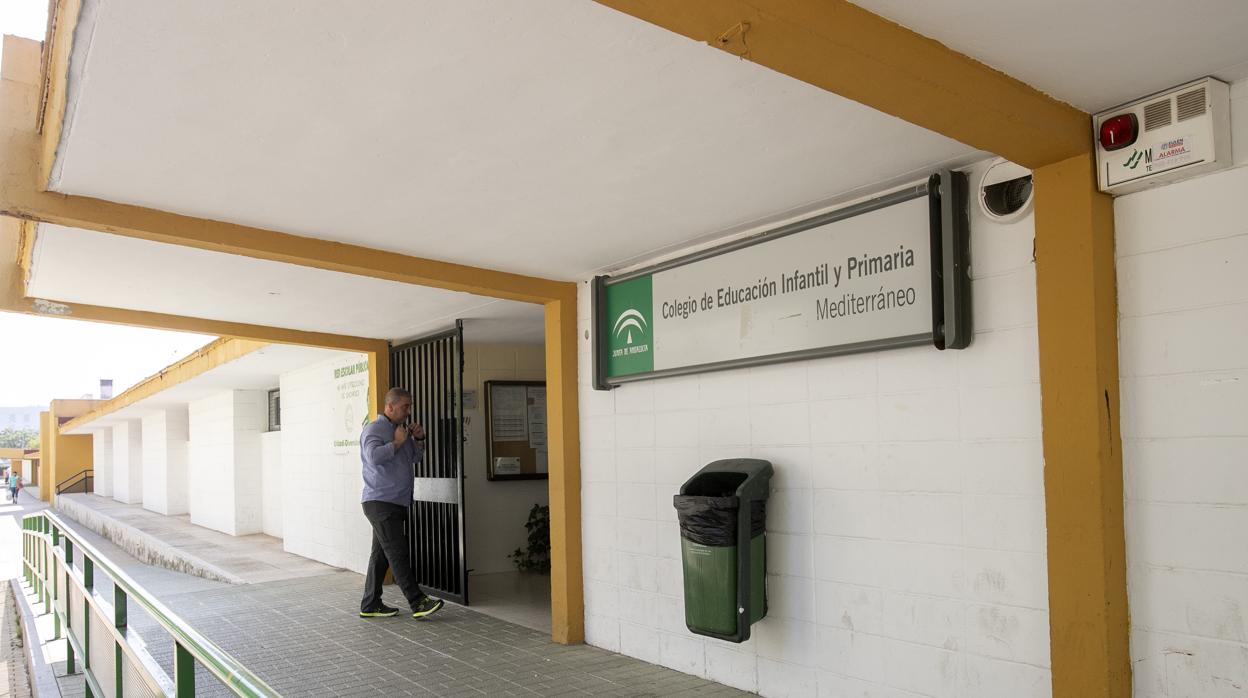 Un hombre entra en el colegio Mediterráneo