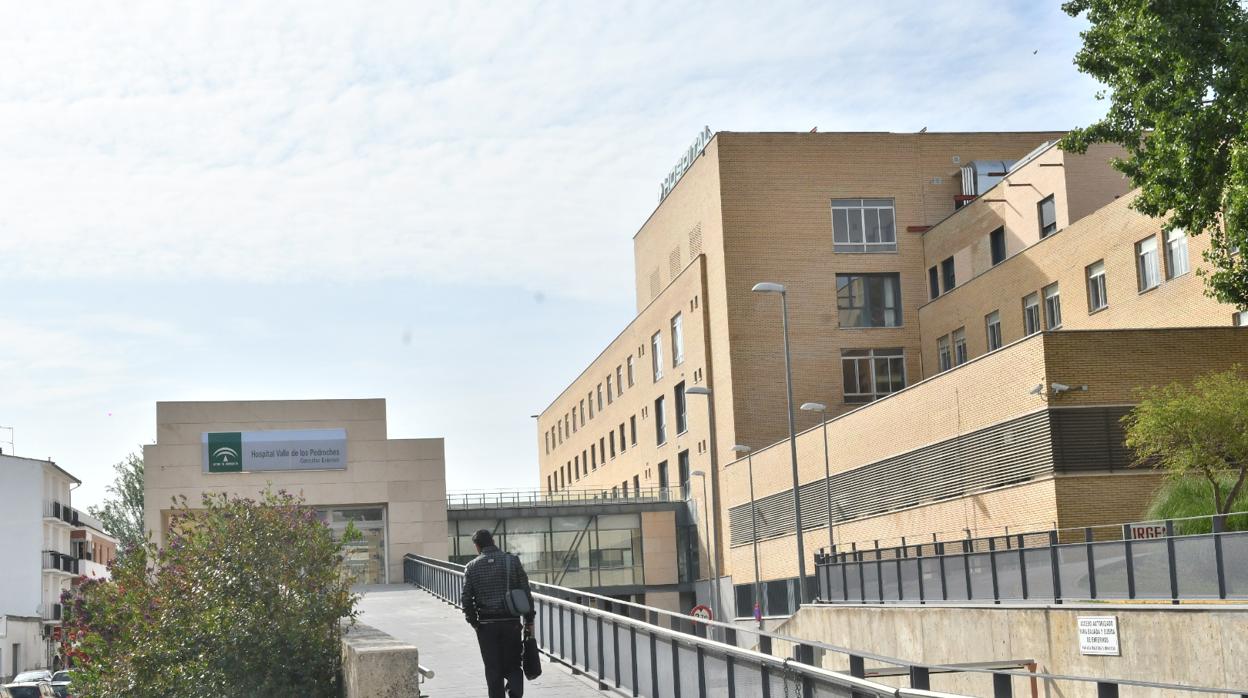 Una persona camina hacia el interior del Hospital Valle de los Pedroches