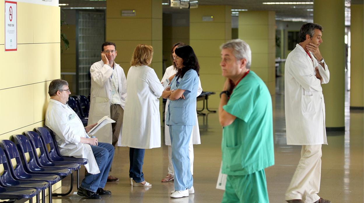 Personal sanitario en el edificio de Consultas Externas del Reina Sofía