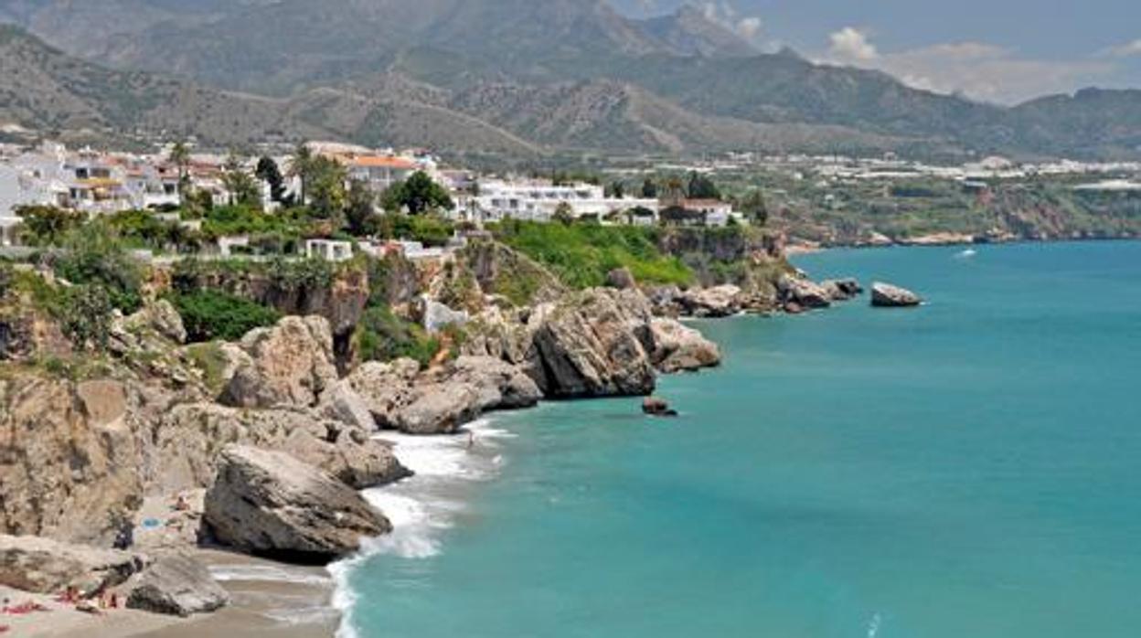 Imagen de una de las dieciséis playas y calas de Nerja