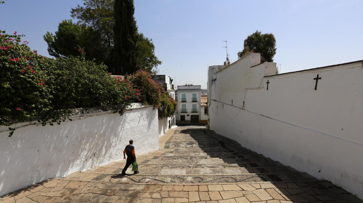 Un hombre camina por la Cuesta del Bailío en una jornada calurosa