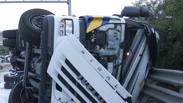 Fallece un trabajador al volcar el camión que transportaba en Santaella