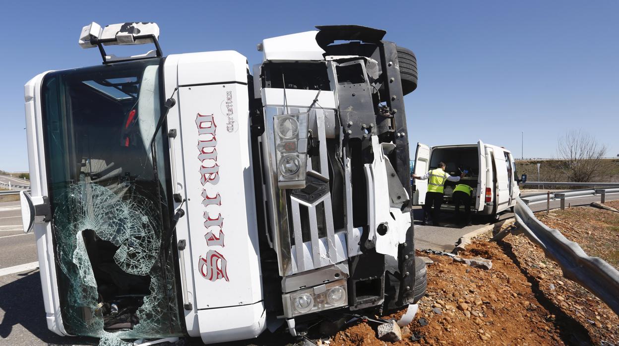 Camión accidentado en la carretera