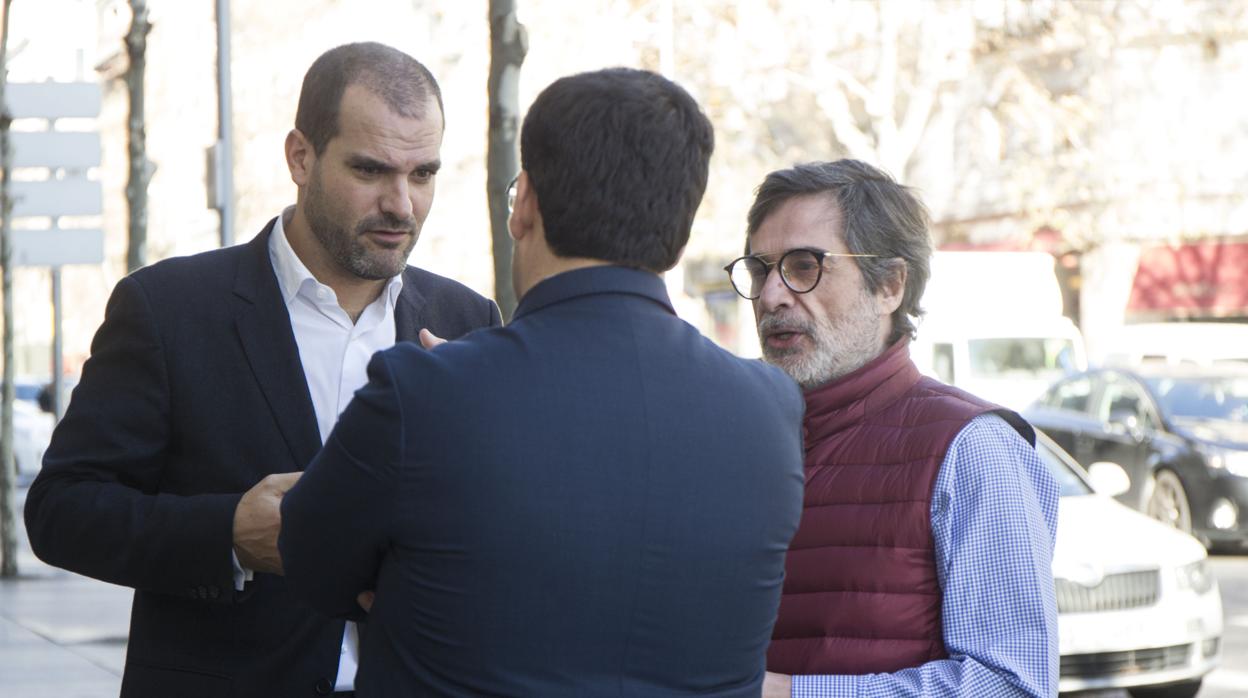 Carlos González (derecha), junto a su abogado, hablan con Jesús León