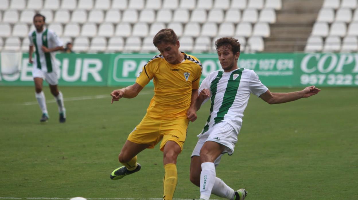 Víctor Mena durante el duelo que enfrentó al Córdoba CF B frente al Marbella el curso pasado