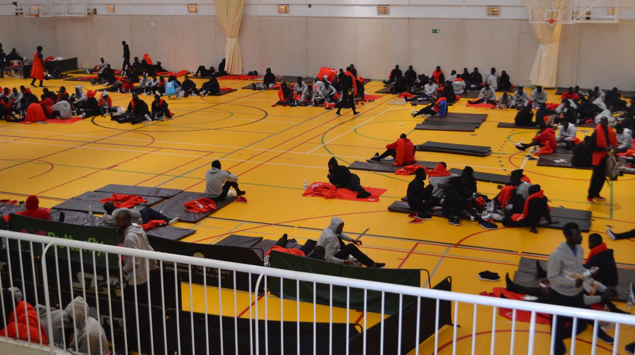 Imagen de decenas de inmigrantes en el pabellón depotivo de Tarifa.