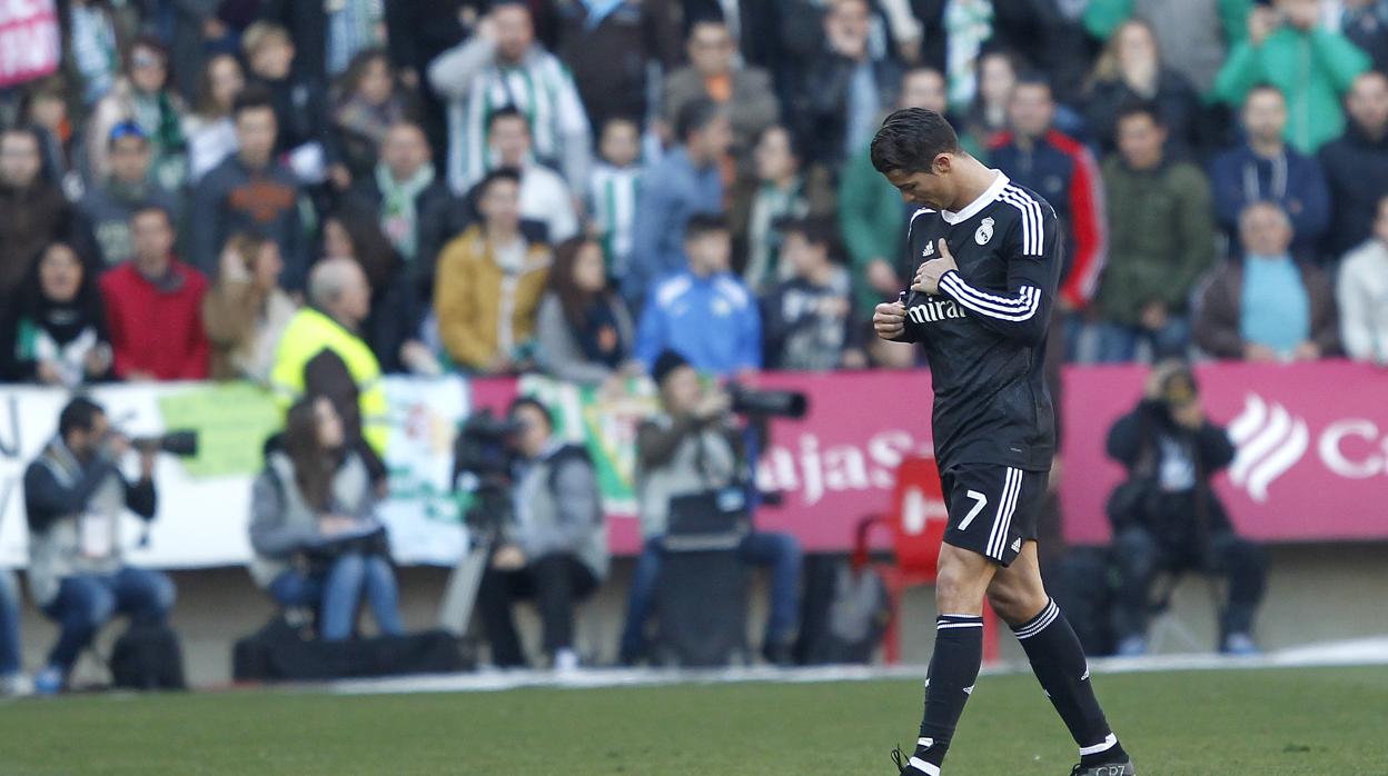 Cristiano Ronaldo señala el escudo de campeón del mundo tras ser expulsado en El Arcángel