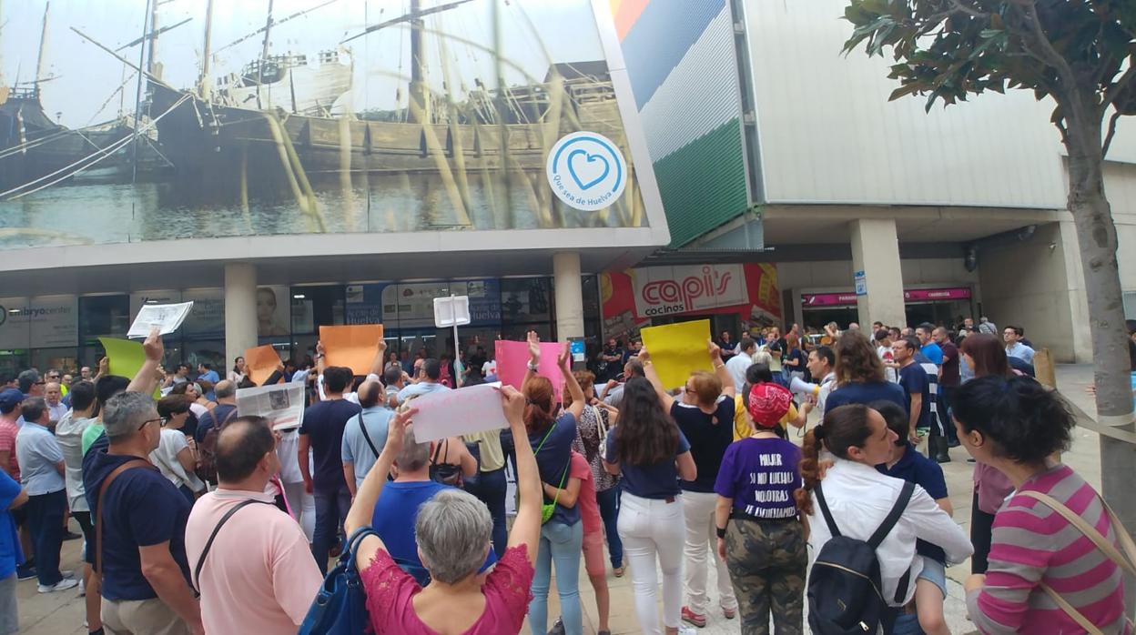 Los comerciantes de San Sebastián durante la manifestación de protesta