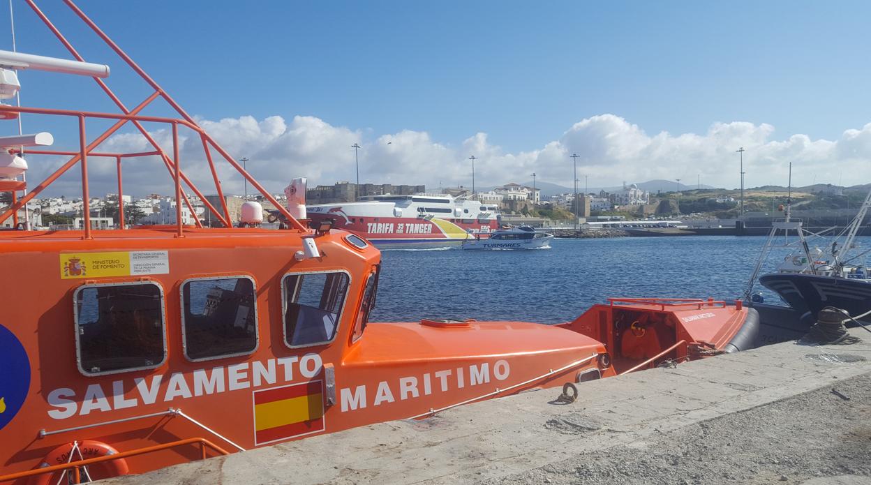 Una de las embarcaciones de Salvamento Marítimo, en el puerto de Tarifa.