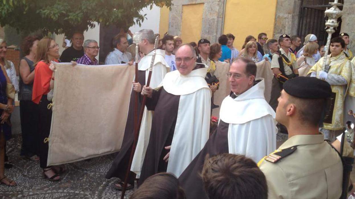 Jose Manosalvas, en el centro de la imagen , durante la procesión de la Virgen del Carmen