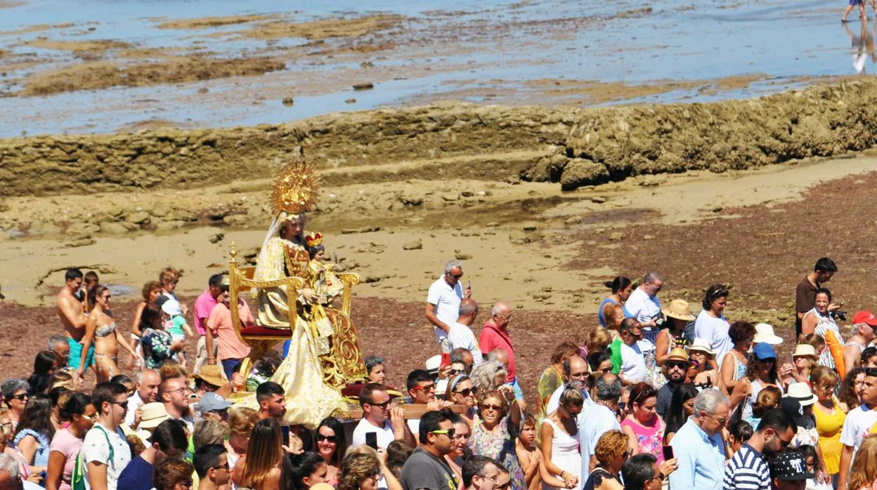 La Virgen del Carmen de Chipiona recorre las playas de la localidad gaditana