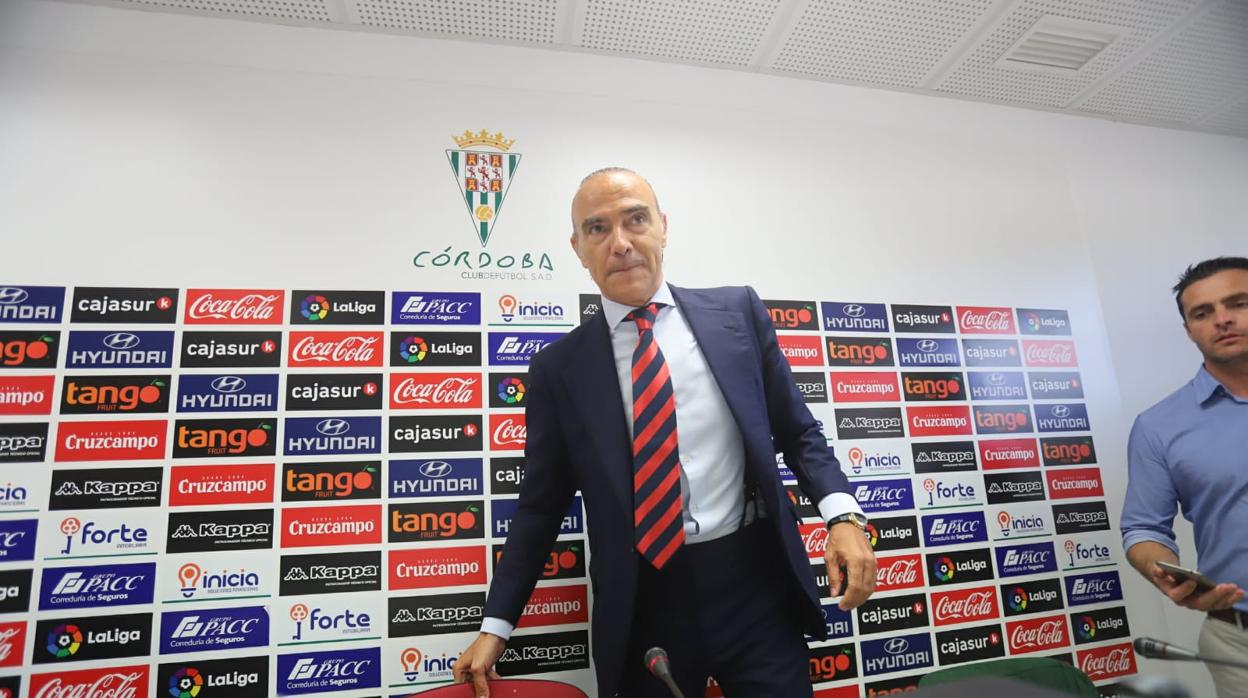 Luis Oliver en la sala de prensa del estadio El Arcángel antes de su despedida