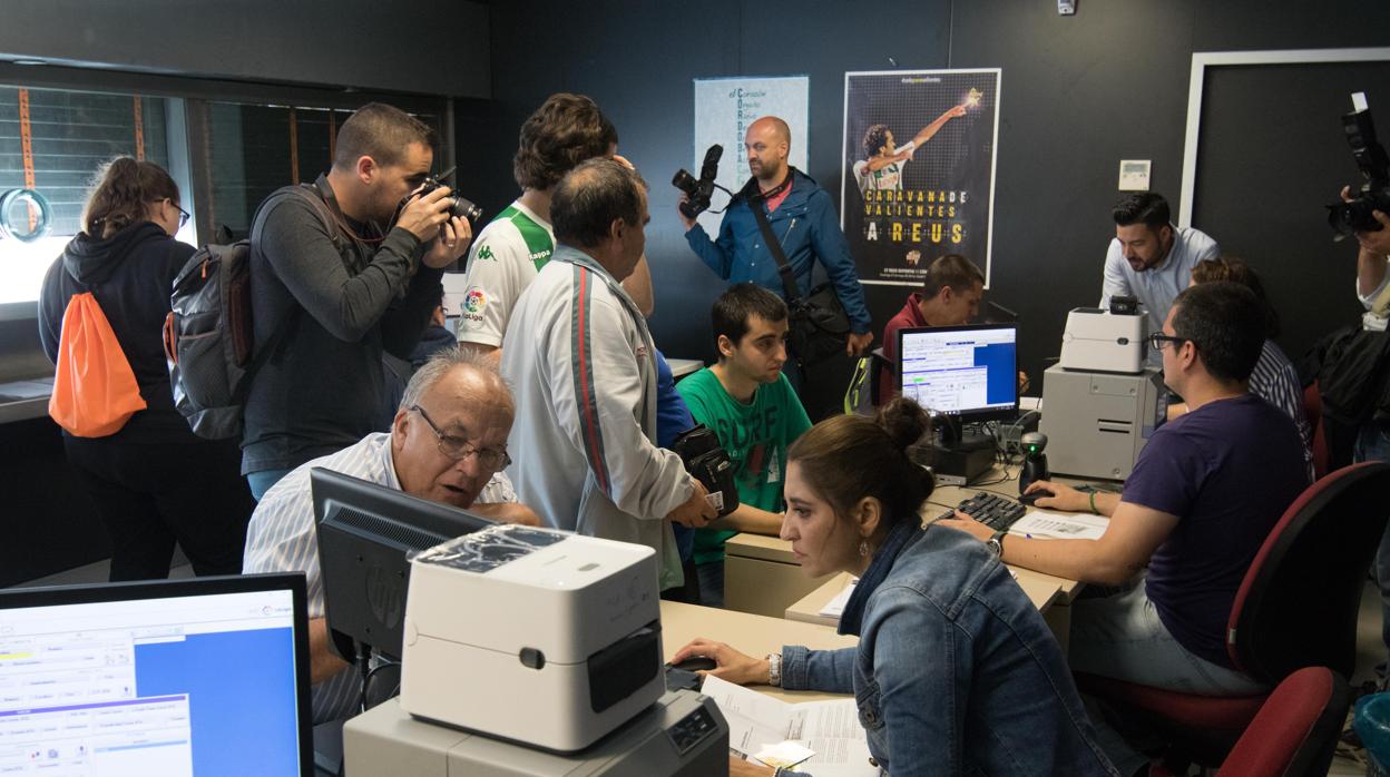 Varios seguidores del Córdoba CF compran su abono para esta temporada en El Arcángel