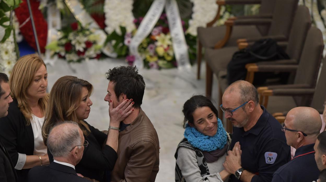 Los padres de Gabriel Cruz durante el entierro del pequeño