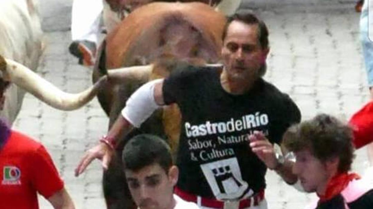 Manolo Carretero, con una camiseta de Castro del Río, ante un toro de Jandilla en Pamplona